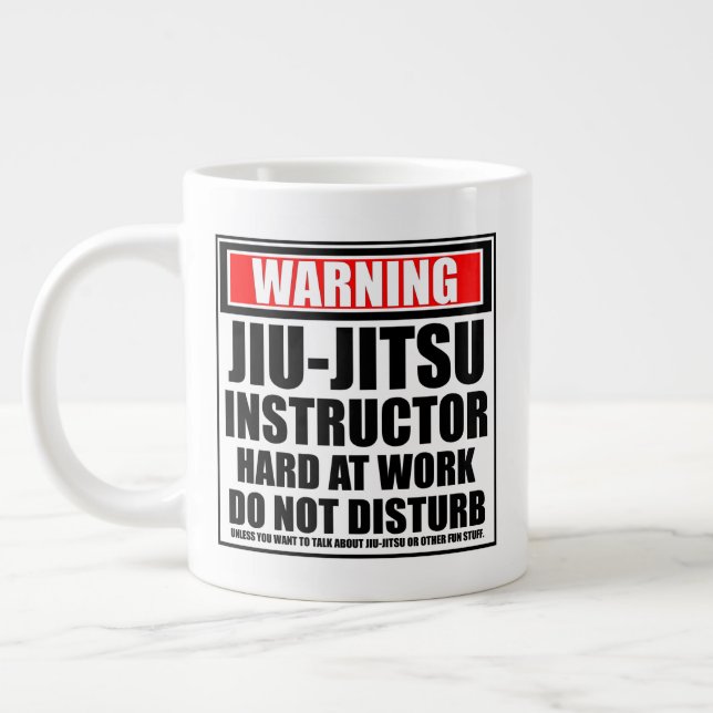 Caneca De Café Grande Aviso Duro Instrutor Jiu-Jitsu No Trabalho (Esquerda)