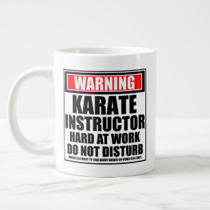 Caneca De Café Grande Aviso Instrutor de Karate Trabalhando Arduamente