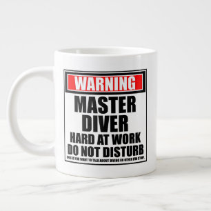 Caneca De Café Grande Aviso Mestre Diver Trabalhando Duro Não Perturbe
