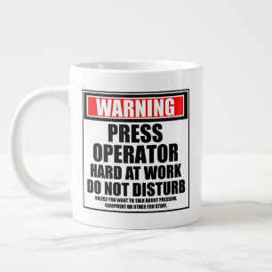 Caneca De Café Grande Aviso O Duro Do Operador De Imprensa No Trabalho N