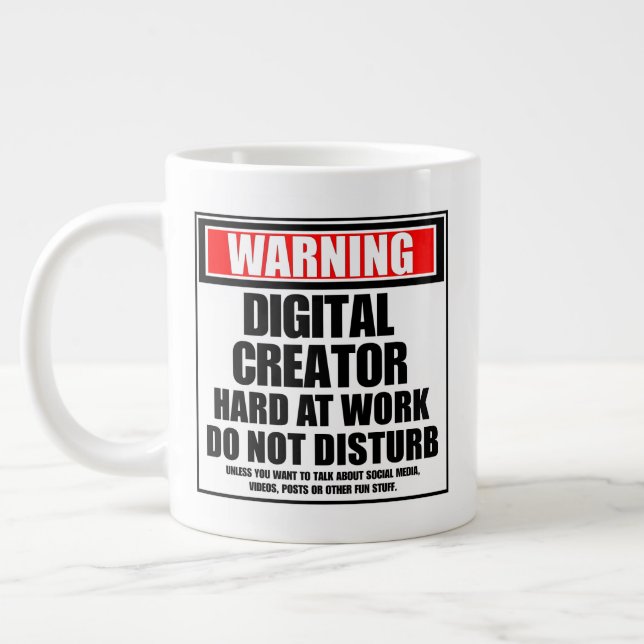Caneca De Café Grande Aviso sobre o Duro do Criador Digital no Trabalho (Esquerda)