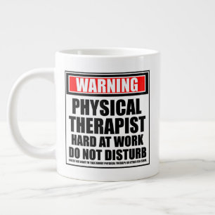 Caneca De Café Grande Aviso sobre o Duro Terapista Físico no Trabalho