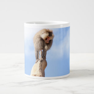 Caneca De Café Grande Babuíno no topo de uma montanha
