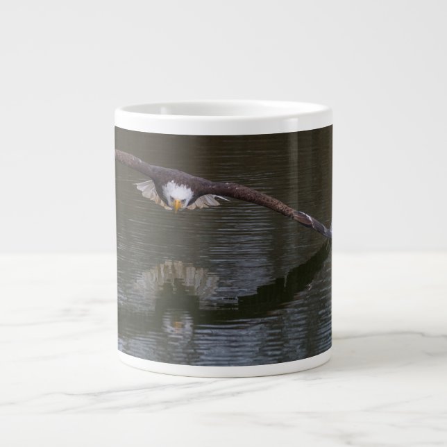 Caneca De Café Grande Bald Eagle em Voo (Frente)
