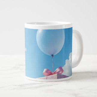 Caneca De Café Grande balloon with present in blue sky