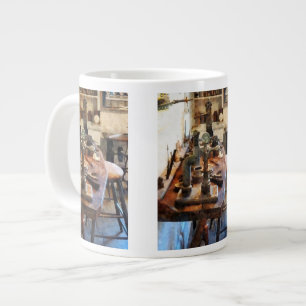 Caneca De Café Grande Banco no Laboratório de Dentes