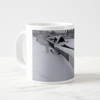 Caneca De Café Grande Barco-casa no canal durante um dia de neve