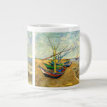 Caneca De Café Grande Barcos de pesca Van Gogh na praia em Saintes Marie<br><div class="desc">Barcos de Pesca na Praia de Saintes Maries, por Vincent van Gogh, é uma pintura marítima de apos impressionismo de arte vintage. Uma cena oceânica náutica com vários barcos de pesca à vela em uma praia na França, superando o mar com mais barcos navegando. Sobre o artista: Vincent Willem van...</div>