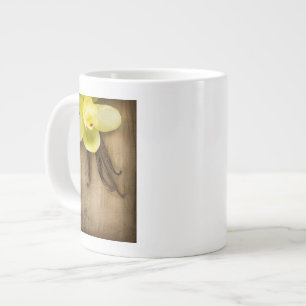 Caneca De Café Grande Baunilha Pods e Flor sobre fundo de madeira