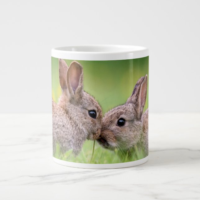 Caneca De Café Grande Bebês Mais Pobres | Bunny Kiss (Frente)