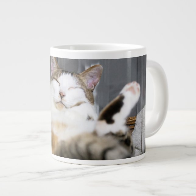 Caneca De Café Grande Bebês Mais Pobres | Gato na cama (Frente Esquerda)