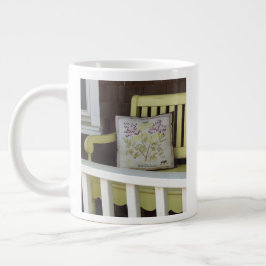 Caneca De Café Grande Bench e Travesseiro Amarelos - Vineyard de Martha