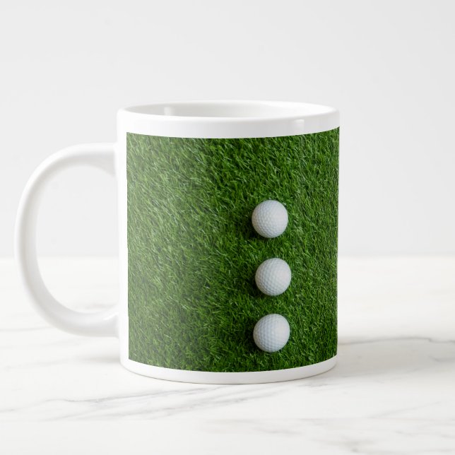 Caneca De Café Grande Bolas de golfe estão em grama verde (Esquerda)