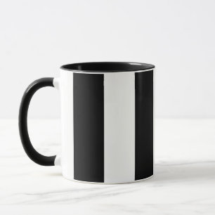 caneca de café grande, branca e preta