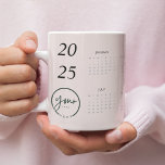 Caneca De Café Grande Calendário Pink de Pastel Personalizado 2025 com o<br><div class="desc">Faça o estilo de andar organizado com esta caneca de calendário rosa-rosa-2025 personalizada que apresenta o seu logotipo. Projetada com um fundo cor-de-rosa macio e um layout elegante do calendário, esta caneca combina elegância e funcionalidade. Perfeito para promover sua marca ou empresa, o logotipo personalizado adiciona um toque exclusivo e...</div>