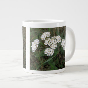 Caneca De Café Grande Cama de flores silvestres brancas