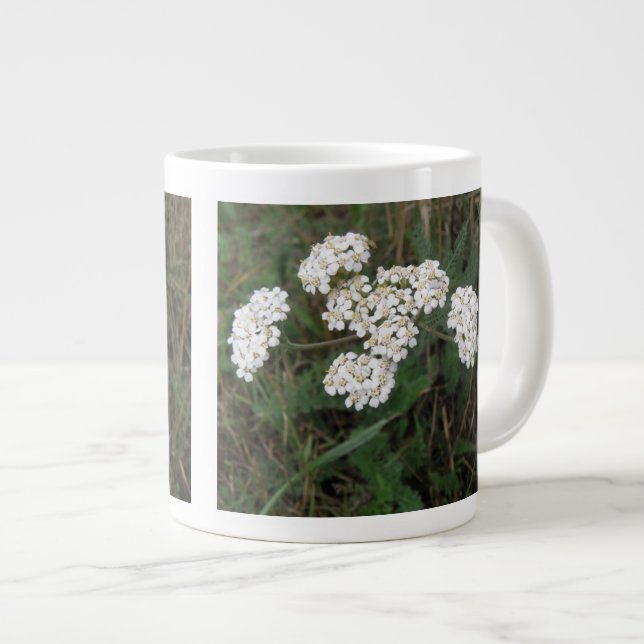 Caneca De Café Grande Cama de flores silvestres brancas (Frente Esquerda)