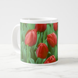 Caneca De Café Grande Campo de tulipas floresce na primavera.