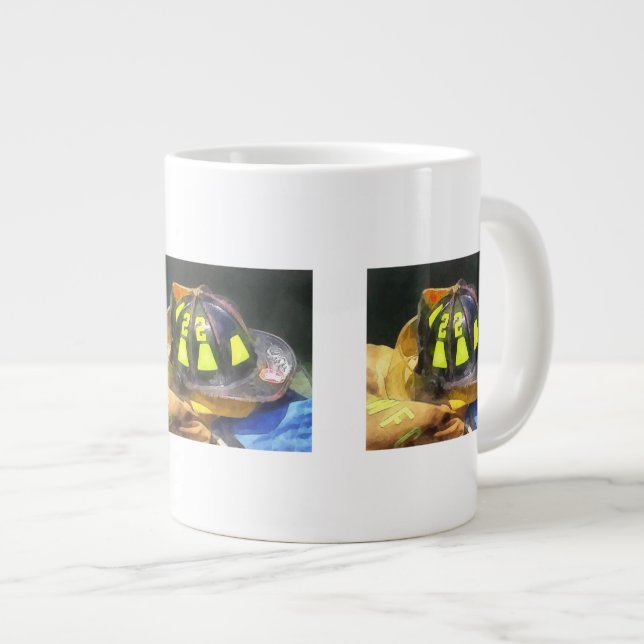 Caneca De Café Grande Capacete de bombeiro em uniforme (Frente Esquerda)