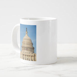 Caneca De Café Grande Capol Building shot ao anoitecer