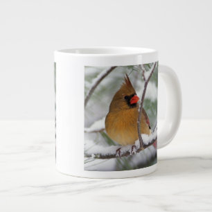 Caneca De Café Grande Cardeal de Norte feminino em pinheiros de neve.