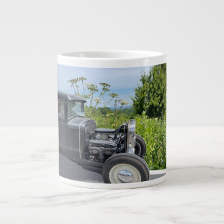 Caneca De Café Grande Carro Hot Rod no campo,