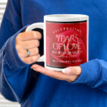 Caneca De Café Grande Celebração do 36º aniversário do casamento do Rosa<br><div class="desc">Celebrar o 36º aniversário de casamento da rosa com um casal destas canecas gigantes de café da na moda! A inscrição elegante num fundo de rosa vermelha romântico acrescenta um toque memorável a esta ocasião especial e a um marco extraordinário. Personalizar com os nomes dos casais, datas do casamento e/ou...</div>