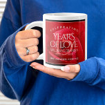 Caneca De Café Grande Celebração do Aniversário de Casamento de Rosa 15<br><div class="desc">Celebre o aniversário do casamento da 15 rosa com um casal dessas canecas de café gigantes na moda! A inscrição elegante num fundo de rosa vermelha romântico acrescenta um toque memorável a esta ocasião especial e a esta etapa. Personalizar com os nomes dos casais, datas do casamento e/ou mensagens de...</div>