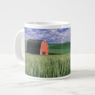 Caneca De Café Grande Celeiro vermelho em campo de trigo e cevada em Whi