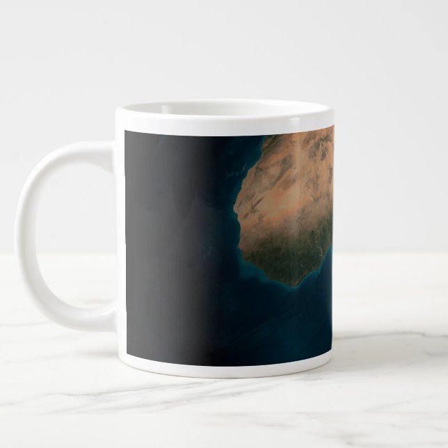 Caneca De Café Grande Cheio Terra Do Espaço Acima Do Continente Africano (Esquerda)