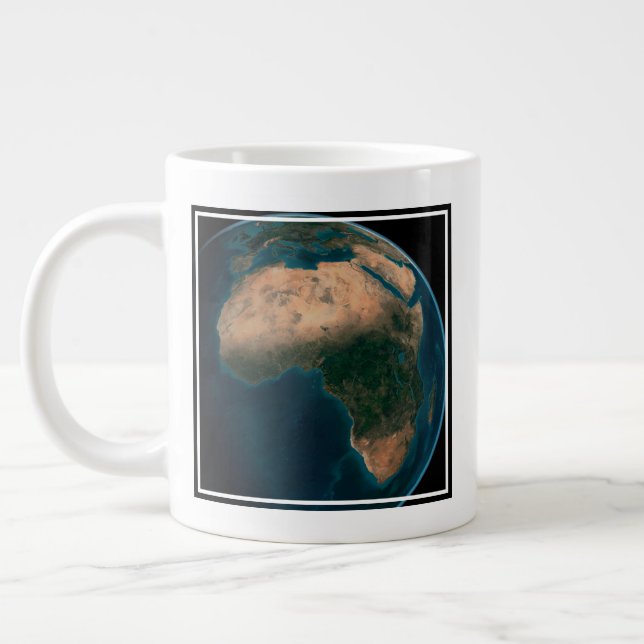Caneca De Café Grande Cheio Terra Do Espaço Acima Do Continente Africano (Esquerda)