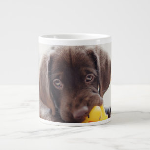 Caneca De Café Grande Chocolate Labrador Com Pato De Brinquedo
