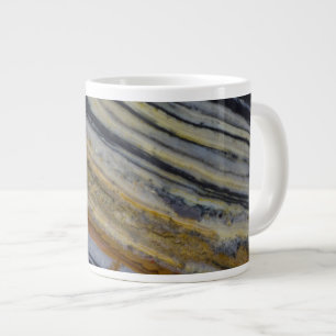 Caneca De Café Grande Close de uma placa de jaspe estriado