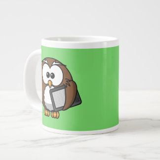 Caneca De Café Grande Coruja-branca com tablet Ereader com fundo verde