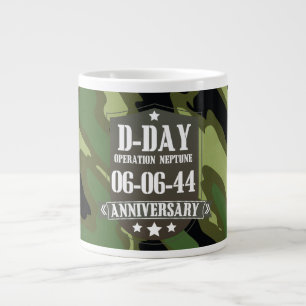 Caneca De Café Grande Crachá de aniversário de D-Day com camuflagem