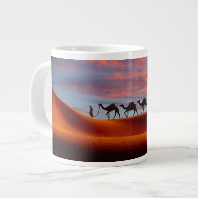 Caneca De Café Grande Desertos | Man & Camels in the Sand Dunes (Frente Esquerda)
