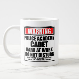 Caneca De Café Grande Duro De Cadete Da Academia De Polícia No Trabalho