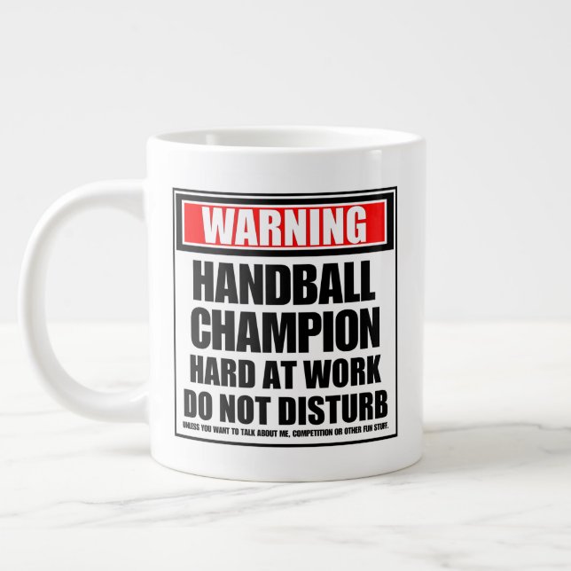 Caneca De Café Grande Duro De Campeão De Andebol No Trabalho (Esquerda)