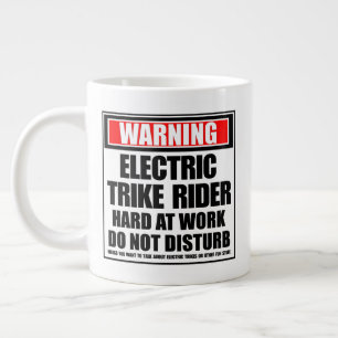 Caneca De Café Grande Duro De Cavaleiro De Trike Elétrico No Trabalho