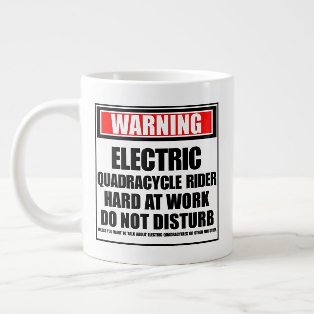 Caneca De Café Grande Duro De Cavaleiro Elétrico Do Quadracycle No Traba (Esquerda)