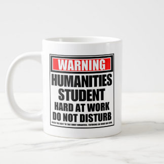 Caneca De Café Grande Duro De Estudantes De Humanidades No Trabalho