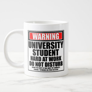 Caneca De Café Grande Duro De Estudantes Universitários No Trabalho
