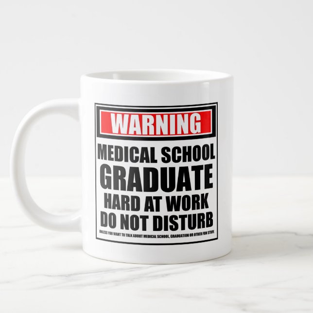 Caneca De Café Grande Duro De Formando Da Faculdade De Medicina No Traba (Esquerda)