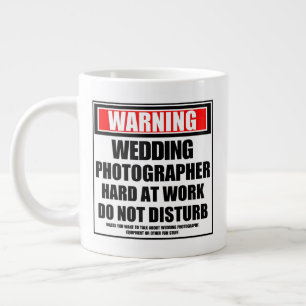 Caneca De Café Grande Duro De Fotografia De Advertência No Trabalho