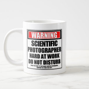 Caneca De Café Grande Duro De Fotógrafo Científico No Trabalho