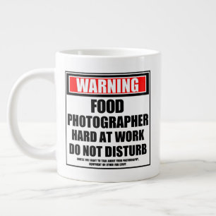 Caneca De Café Grande Duro De Fotógrafo De Comida No Trabalho