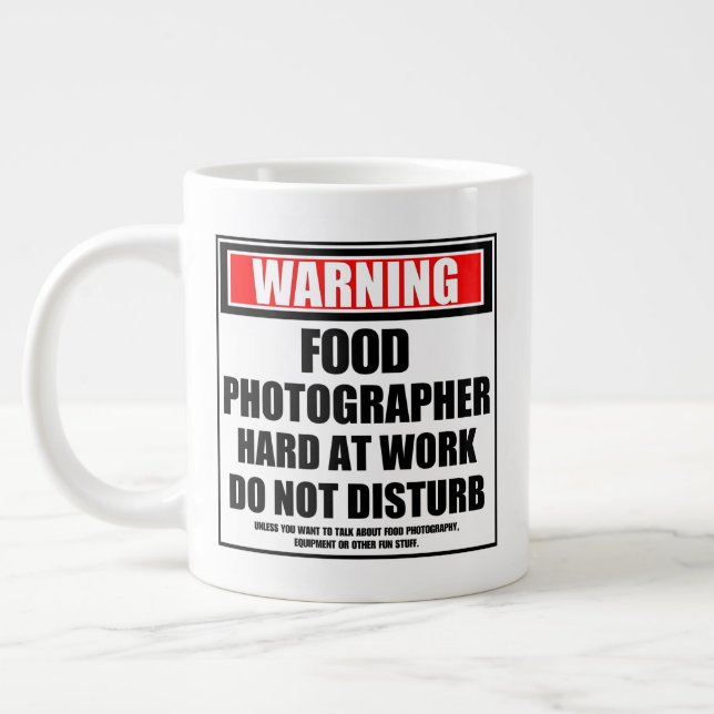 Caneca De Café Grande Duro De Fotógrafo De Comida No Trabalho (Esquerda)