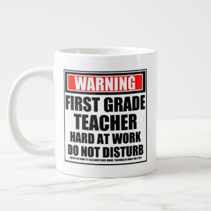 Caneca De Café Grande Duro De Professores De Primeiro Grau No Trabalho