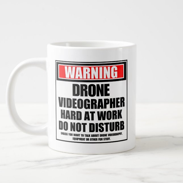 Caneca De Café Grande Duro De Videógrafo De Drone No Trabalho (Esquerda)