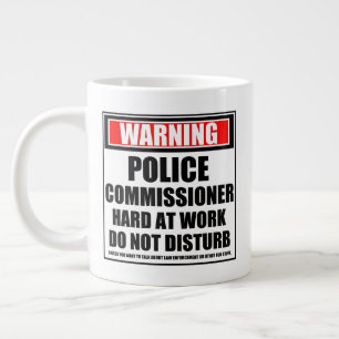 Caneca De Café Grande Duro Do Comandante Da Polícia No Trabalho